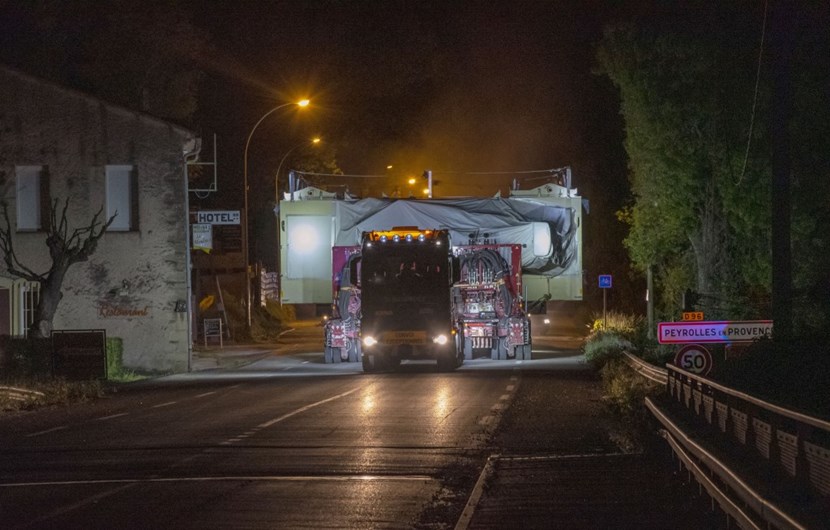 La plateforme de transport (2 000 ch) est l'élément le plus spectaculaire des convois qui empruntent l'Itinéraire. Chaque convoi compte une vingtaine de véhicules et mobilise plus d'une centaine de personnes, dont un Groupement de gendarmerie dédié. (Click to view larger version...)